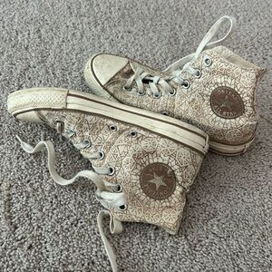 Womens size 5 1/2 converse sneakers